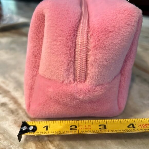 NWT ~ MALLOWS 🩷 FUZZY PLUSH BEAUTY BAG - Picture 7 of 8